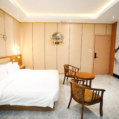 Home Me Hotel Makati City Exterior photo