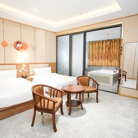 Home Me Hotel Makati City Exterior photo