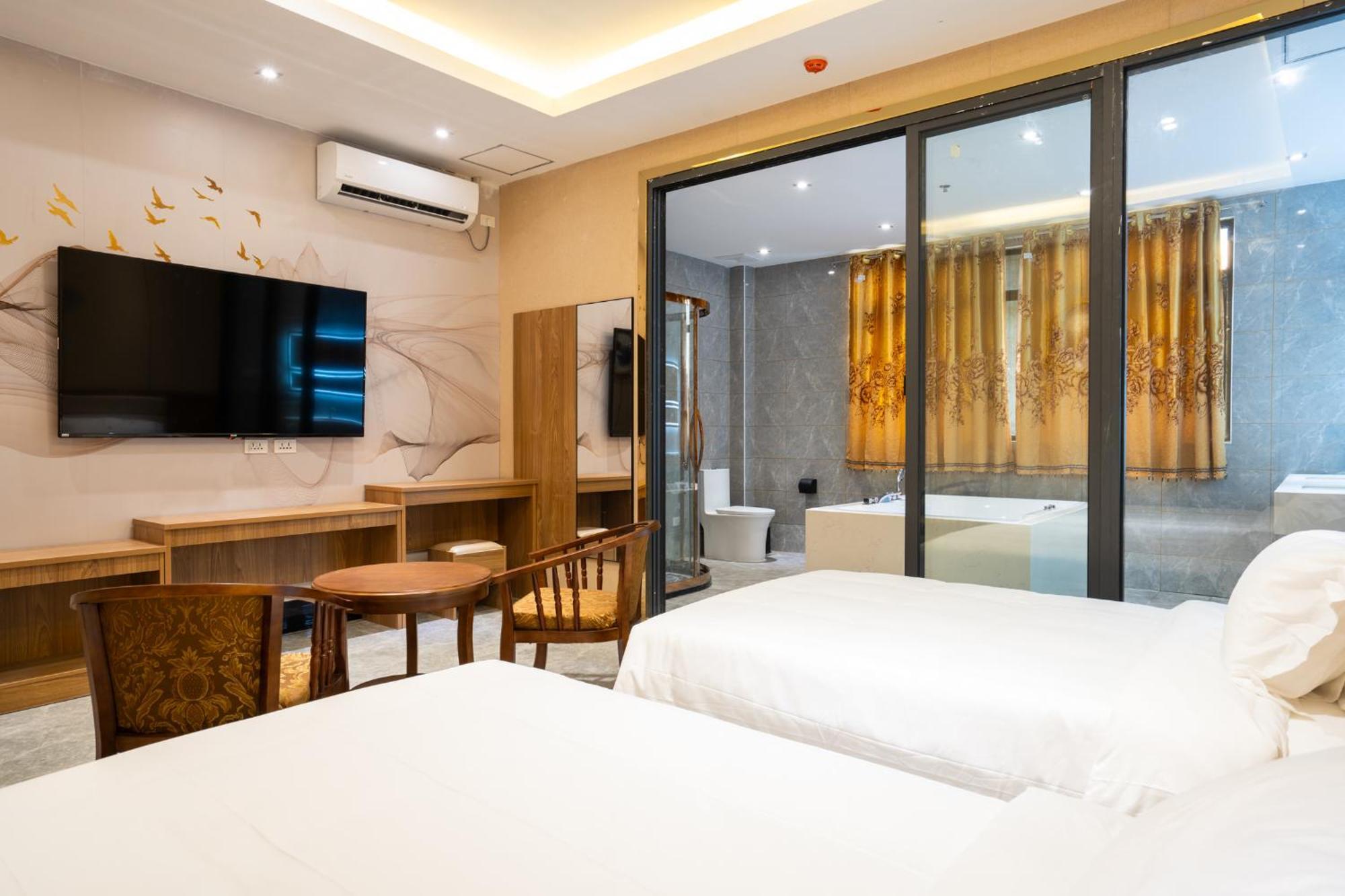 Home Me Hotel Makati City Room photo